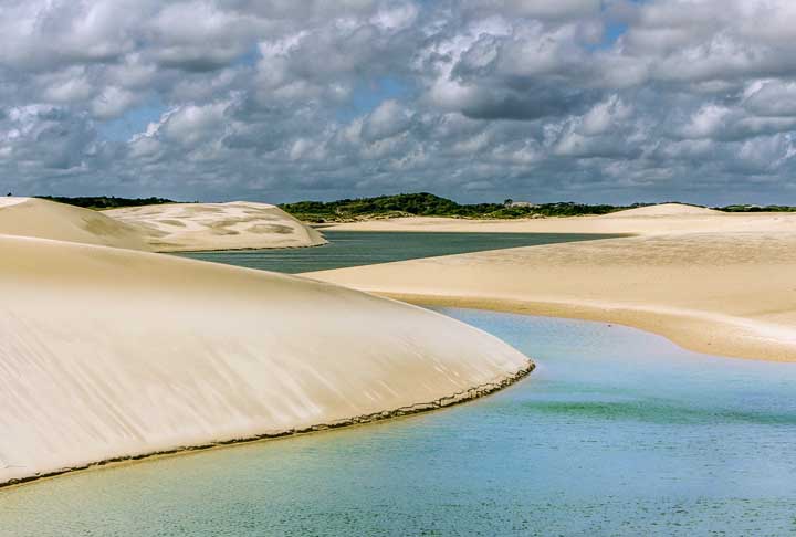As dunas dos Lençóis Maranhenses, em Barreirinhas, no Maranhão, também são famosas. As dunas são no formato de lua crescente e têm lagoas doces cor de esmeralda. 