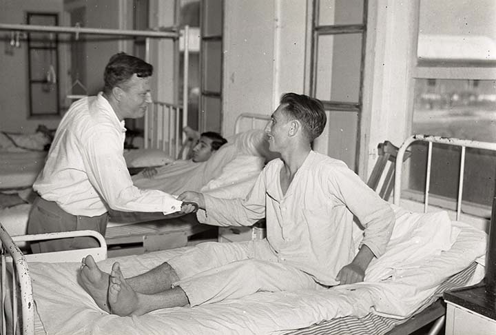 Harold John Russell nasceu em 14 de janeiro de 1914, no Canadá. Seu pai faleceu em 1920 e ele se mudou para os EUA em 1921. 