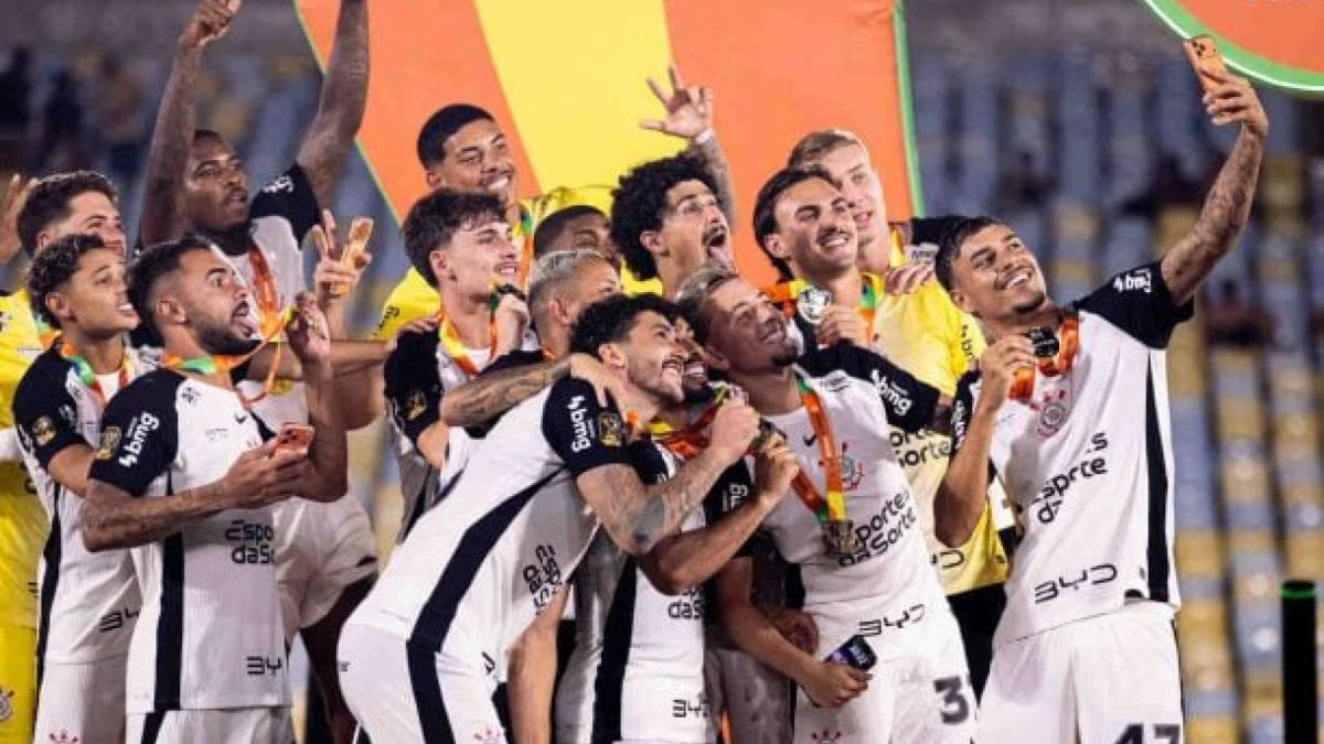 Impeachment de presidente, troca de treinador, dívidas... nada disso foi capaz de impedir o Timão de conquistar dois títulos na temporada