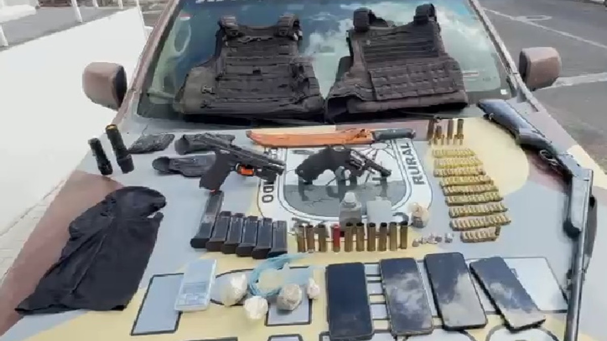 Três armas de fogo foram apreendidas com dupla suspeita de integrar um grupo armado e que morreu em intervenção policial