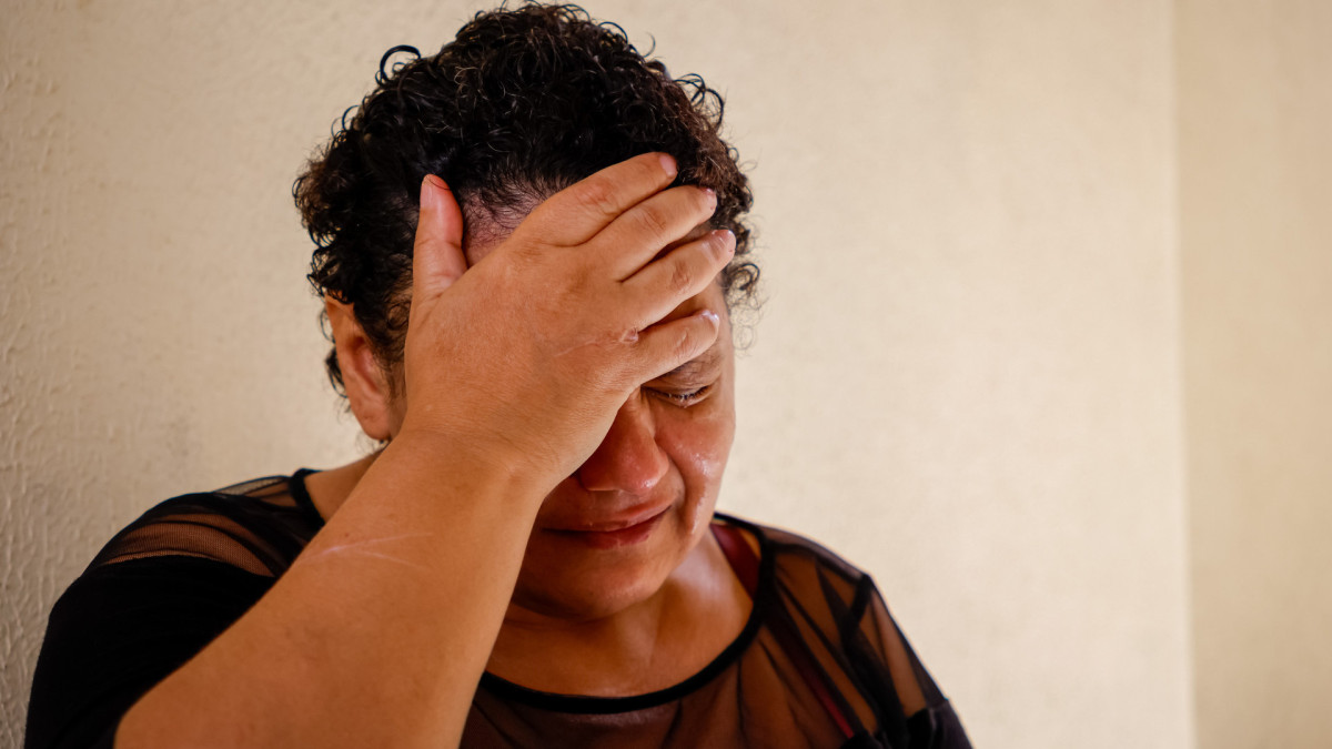 Elisangela, v&iacute;tima de tentativa de feminic&iacute;dio, ainda carrega as cicatrizes do crime