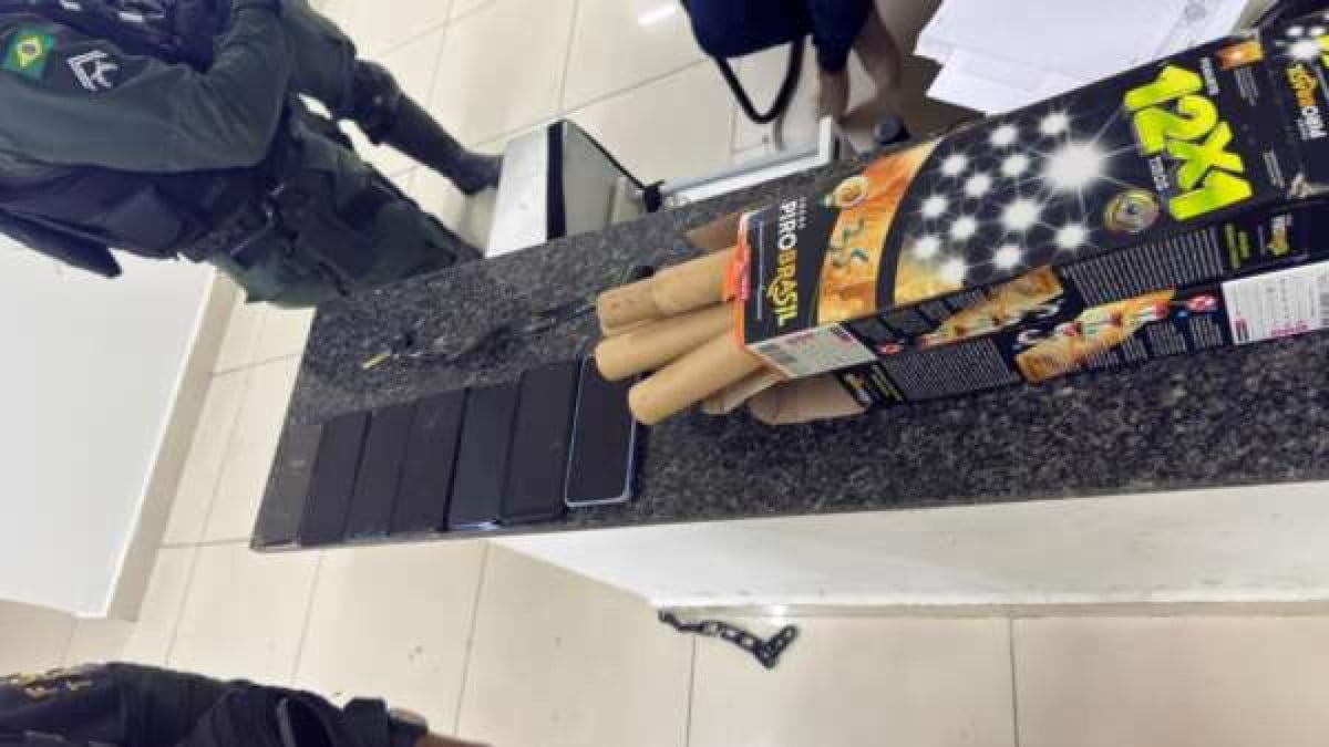 Foram apreendidos fogos de artifício com os acusados de integrar facção criminosa