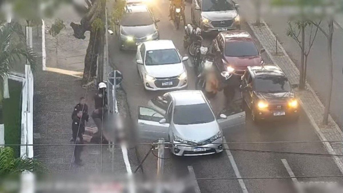 Câmeras de videomonitoramento flagraram a prisão do trio pela PM em Fortaleza