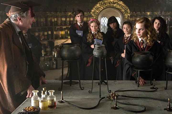 Uma franquia que destaca o caldeirão em seus filmes é Harry Potter, com poções e muita magia do bruxo mais querido do cinema mundial.