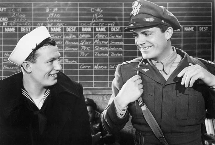 Já Fred Derry  é um capitão da Força Aérea e Al Stephenson serviu na Infantaria do Exército como sargento de pelotão no Pacífico. Antes, eles eram balconista e banqueiro, respectivamente. Todos os personagens principais encontram algum drama pessoal após a Segunda Guerra Mundial.