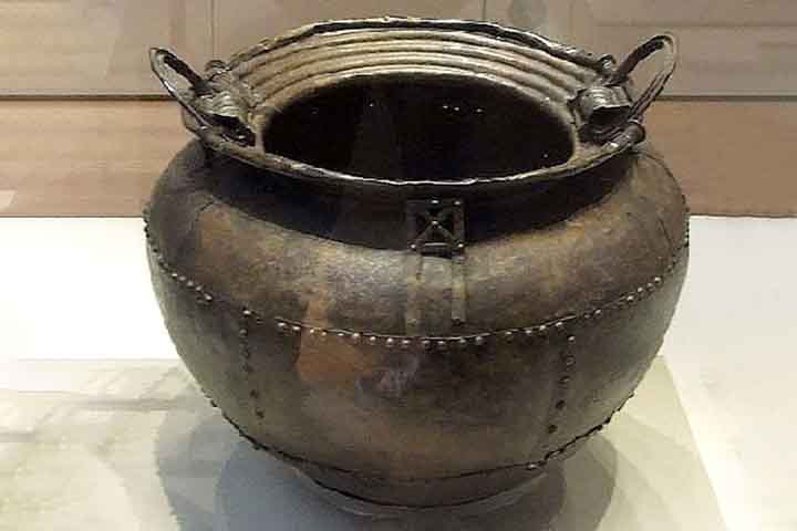 Um caldeirão é uma panela grande, usada para cozinhar grandes quantidades de comida sobre uma fogueira. Caldeira de grandes dimensões, com alça ou alças e de forma cilíndrica ou esferoide. Possui com fundo chato, usado, principalmente, para cozimento em água fervente.