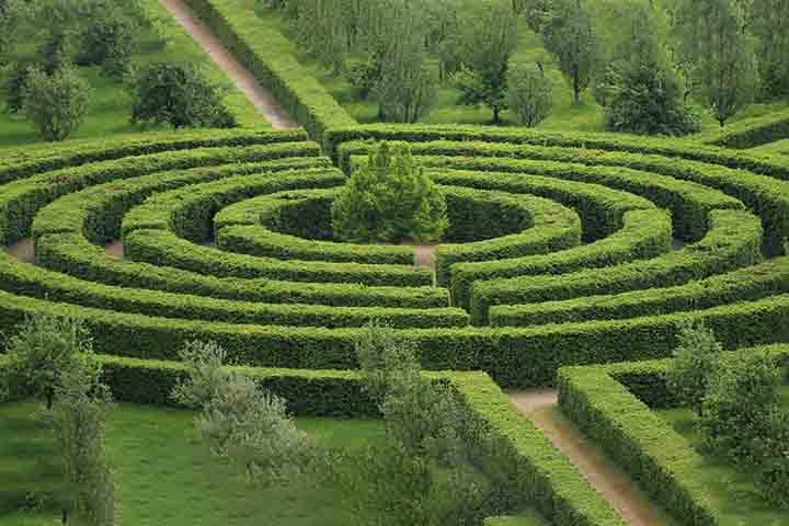 Diferente dos mazes (que buscam confundir com becos sem saída), o labirinto clássico é unicursal: um caminho único e sinuoso que inevitavelmente leva ao centro.