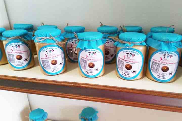 Na medicina popular, suas folhas e sementes sÃ£o usadas em infusÃµes para tratar reumatismo e diarreia, alÃ©m de combater patologias no couro cabeludo. PorÃ©m, o uso deve ser feito com cuidado por causa dos efeitos tÃ³xicos em algumas partes da planta.