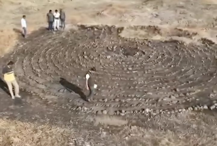 O labirinto pode ter tido funções simbólicas, rituais ou práticas, possivelmente servindo como referência em antigas rotas comerciais que ligavam o interior da Índia à costa oeste e até a comerciantes do Império Romano.