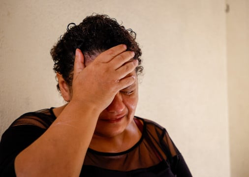 Elisangela, v&iacute;tima de tentativa de feminic&iacute;dio, ainda carrega as cicatrizes do crime