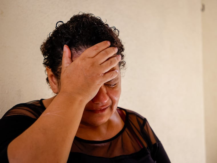 Elisangela, v&iacute;tima de tentativa de feminic&iacute;dio, ainda carrega as cicatrizes do crime