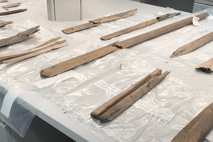 Os materiais coletados foram encaminhados para o Museu Universitário de Bergen, onde peças de madeira passam por secagem lenta e os metais recebem tratamento anticorrosão.