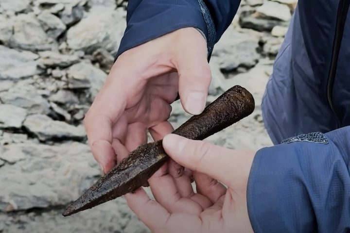 Entre os artefatos recuperados, há lanças em ferro, fragmentos de arcos e flechas, e ferramentas de madeira esculpidas.