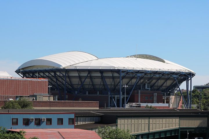 No Estádio Arthur Ashe, por exemplo, local onde ocorre o US Open, o índice de afundamento é de 4,6 mm por ano.
