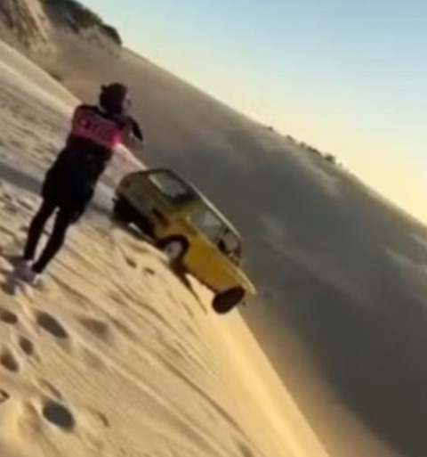 Na duna de Canoa Quebrada, um fato curioso chamou atenção no dia 23/8/2025. Um carro foi filmado atravessando o areal, no mesmo ponto onde, meses antes, uma picape viralizou ao “voar” sobre um buggy. Ninguém se feriu.
