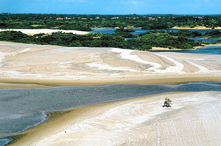 De volta ao Maranhão, as dunas dos Pequenos Lençóis têm até 50 metros de altura e são intercaladas por lagoas doces, formadas no período das chuvas. Mescla o branco da areia com os tons de verde e azul das águas.
