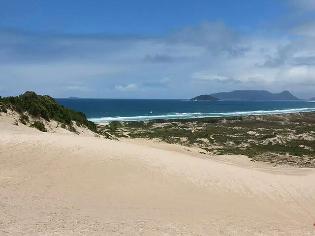 Em Santa Catarina há dunas de diferentes tamanhos. A que fica entre a Praia da Joaquina e a Lagoa da Conceição é maior e recebe praticantes de sandboard. As menores são entre as praias dos Ingleses e Santinho e nas praias do Campeche, Armação e Pântano do Sul. 