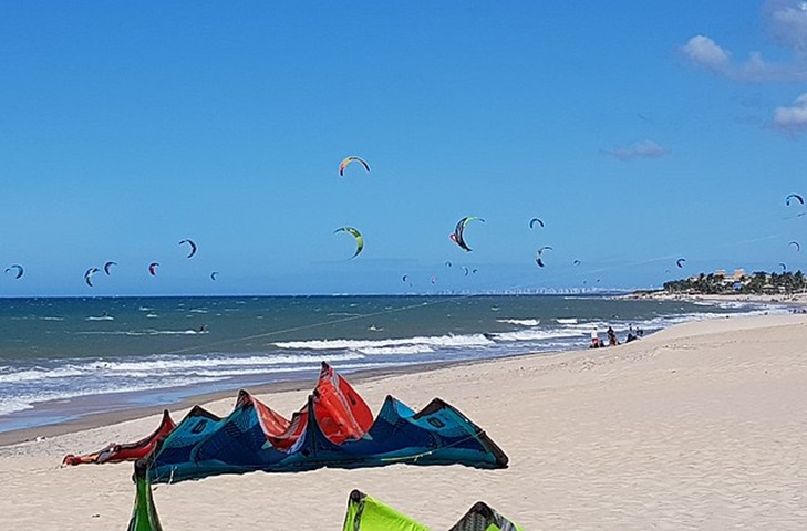 Na Praia do Cumbuco - a principal do município de Caucaia, a 35km de Fortaleza - a emoção fica por conta de divertidos passeios de buggy e a prática de windsurfe e kitesurfe em cenários formados por dunas deslumbrantes.