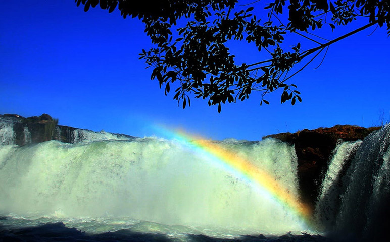 A Cachoeira da Formiga é uma parada obrigatória no Jalapão pela exuberância do seu tom azul-esverdeado cristalino. Localizada a 36 km de Mateiros, a sua queda d’água é inferior a dois metros de altura. O seu poço tem uma grande profundidade, mas possui um ponto mais raso para os turistas. 