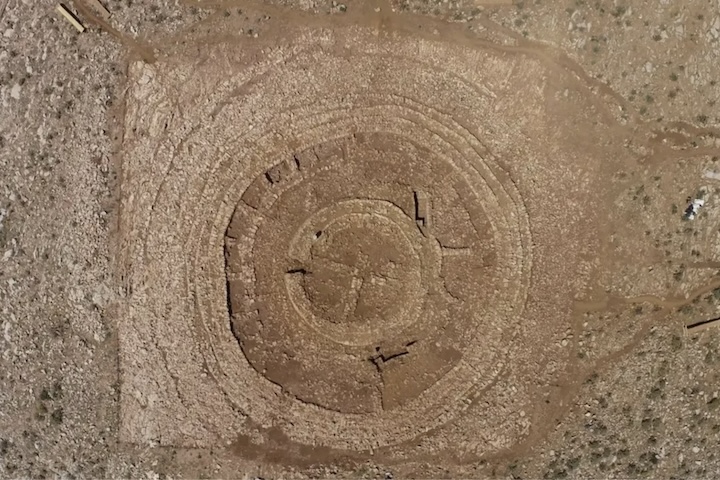 Um dos exemplos mais antigos e famosos é o Labirinto de Creta, da mitologia grega, associado ao rei Minos e ao Minotauro. 