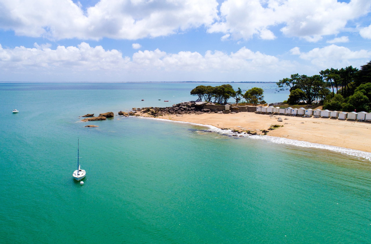 A Ilha de Noirmoutier, destino final da passagem, é conhecida por suas praias e vilarejos charmosos. A travessia pelo Gois é apenas o início de uma jornada cultural e gastronômica. Assim, muitos turistas aproveitam para explorar a ilha após a aventura.
