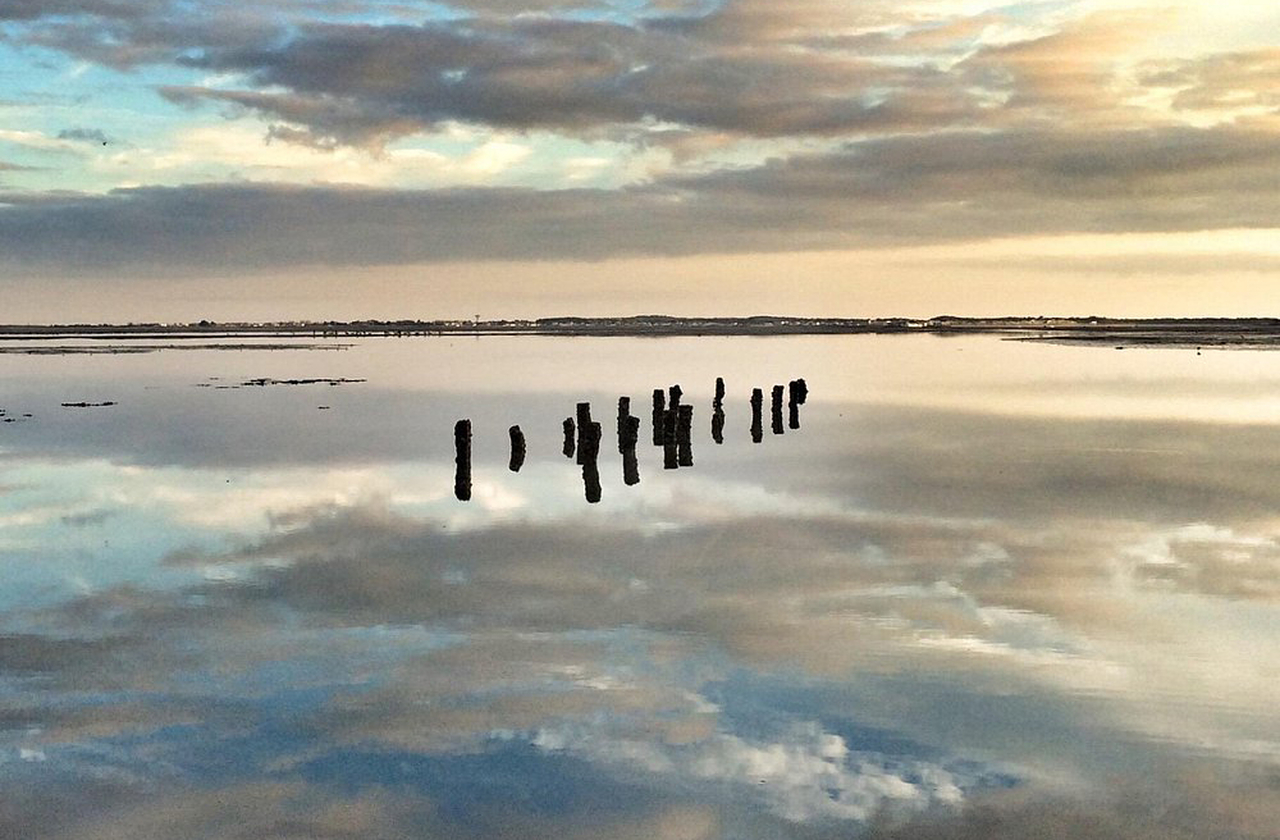 A experiência de atravessar o Gois é descrita como mágica. O silêncio do mar recuado, o horizonte aberto e a sensação de caminhar sobre águas criam memórias inesquecíveis. É uma viagem que mistura natureza e emoção.