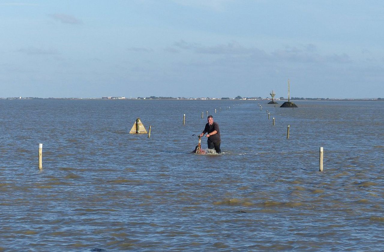 Quando a maré sobe, a estrada desaparece completamente sob as águas. Em poucos minutos, o que parecia seguro torna-se uma armadilha líquida. A profundidade pode chegar a quatro metros, suficiente para engolir veículos e colocar vidas em risco. Por isso, placas e avisos alertam constantemente os visitantes.