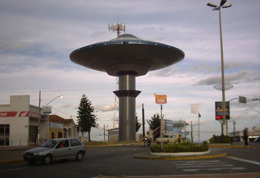 Varginha (Brasil) - Em 1996, o “Caso Varginha” projetou a cidade mineira no cenário mundial da Ufologia. Moradores relataram a presença de seres estranhos e movimentação militar na região. O episódio gerou repercussão internacional e inspirou livros e documentários. Apesar das investigações, nenhuma explicação definitiva foi encontrada.
