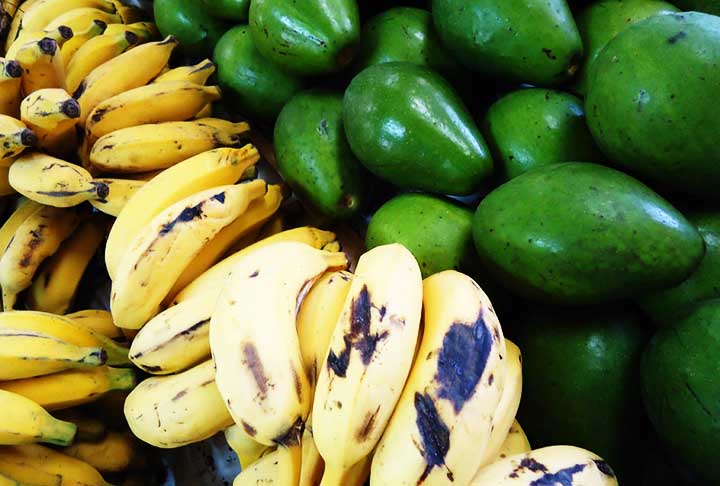 Banana e abacate: Ambas as frutas são ricas em potássio e antioxidantes. Com isso, ajudam a combater o cansaço após uma noite de comemoração. 
