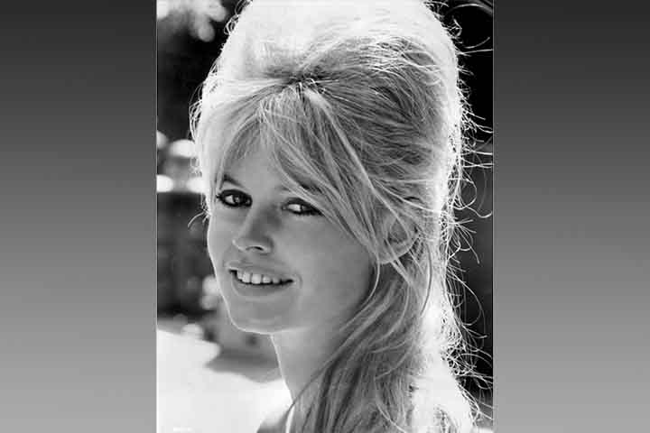 Nascida em 28 de setembro de 1934 em Paris, Brigitte Anne-Marie Bardot cresceu em uma família burguesa e inicialmente dedicou-se ao balé clássico antes de se tornar modelo adolescente, estampando capas de revistas influentes como “Elle”, o que atraiu os olhares da indústria cinematográfica. 
