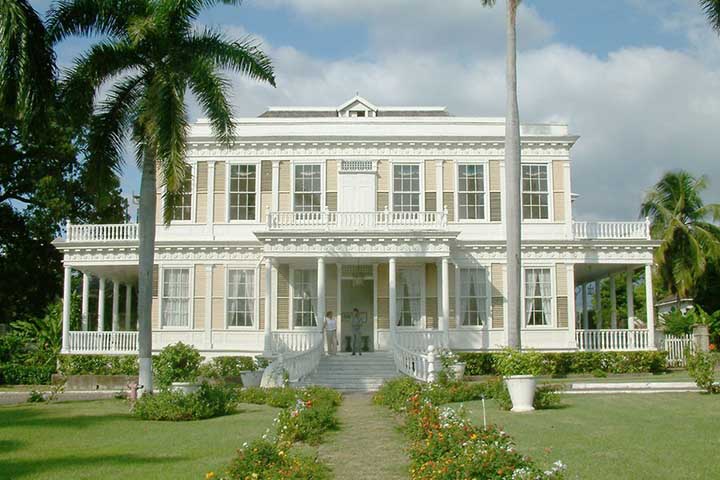 O Devon House, mansão construída em 1881 pelo milionário George Stiebel - o primeiro jamaicano negro a acumular grande riqueza -, é um dos locais mais emblemáticos, combinando história, arquitetura colonial e a famosa sorveteria que leva seu nome. 
