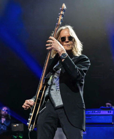 Tom Hamilton (Músico)-Thomas William Hamilton nasceu em 31/12/5191, no Colorado (EUA). Hamilton é conhecido como o baixista da banda de rock Aerosmith, e seu trabalho inclui contribuições para álbuns como Toys in the Attic (1975) e Rocks (1976).