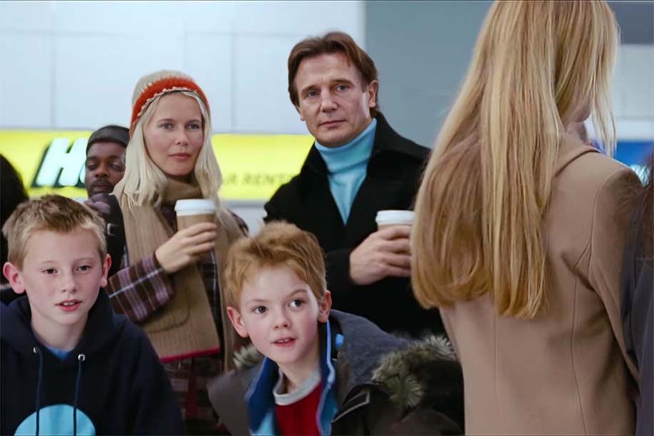 Apesar de surgir rapidamente na produção dirigida por Richard Curtis, a presença de Schiffer teve um custo elevado. Segundo o livro “How Much?!: The $1000 Omelette… and 1100 Other Astonishing Money Moments”, de Andrew Holmes, a participação da modelo, que dura menos de um minuto, rendeu um cachê de US$ 350 mil.
