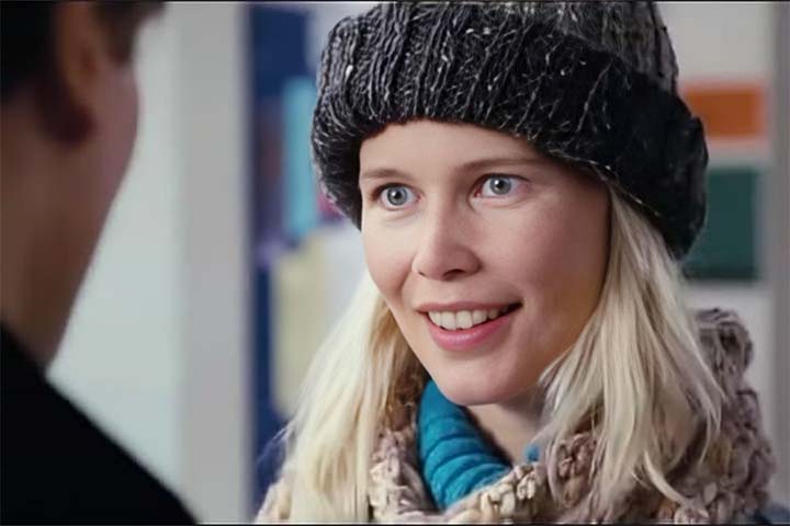 A situação ganha um tom curioso ao longo da narrativa, já que Daniel revela ser apaixonado por Claudia Schiffer “real”, citando a modelo como a única mulher capaz de fazê-lo se apaixonar novamente após a morte da esposa, Joanna, personagem de Rebecca Frayn.
