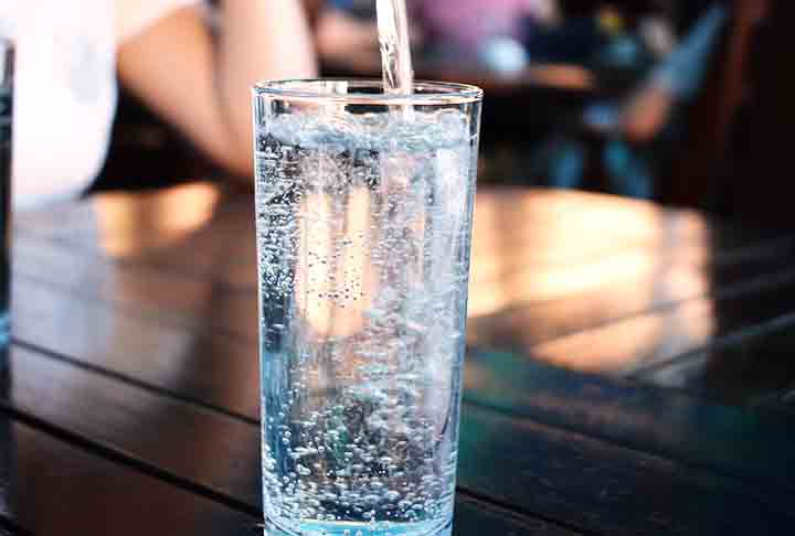 A Ã¡gua mineral trata-se do lÃ­quido captado diretamente das fontes, sem nenhuma alteraÃ§Ã£o ou adiÃ§Ã£o de substÃ¢ncias quÃ­micas. Ã, portanto, aquela que mantÃ©m a sua pureza e as caracterÃ­sticas naturais atÃ© chegar ao consumidor final. 