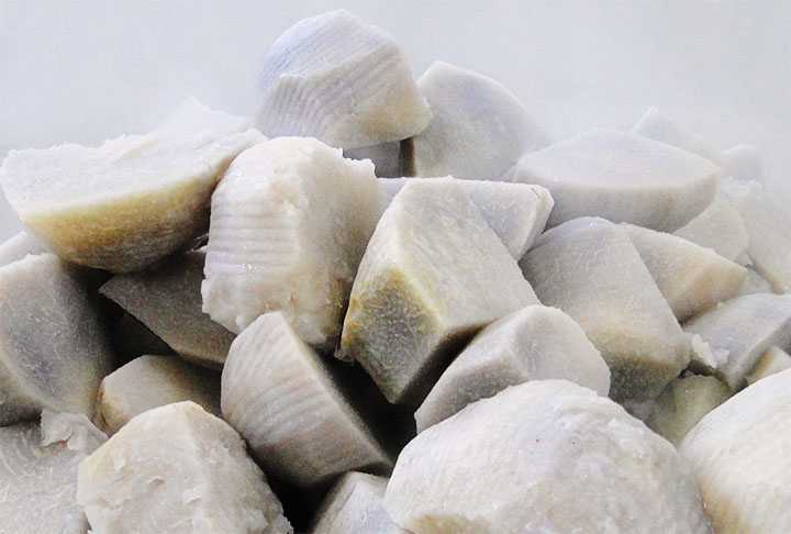 Inhame- 118 Kcal(100g) - Conhecido como Cará no Centro-Sul do país. Fonte de vitamina C, B1, B6, complexo B, potássio e niacina, ácido fólico e riboflavina. Bom para purês, cremes com carne, sopas e no preparo de pães. 