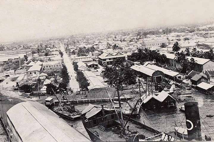 Fundada em 1692 após o terremoto que devastou a antiga capital, Port Royal, Kingston cresceu às margens da baía que leva seu nome e se tornou o principal polo urbano, econômico e artístico da Jamaica. 
