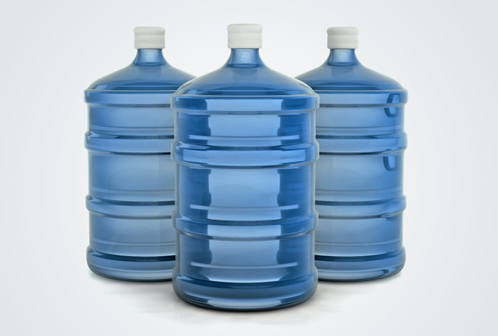 A água mineral  traz diversos benefícios ao organismo. Dentre eles, estão o fortalecimento do sistema imunológico, tonificação da estrutura óssea, otimização do trânsito intestinal e a hidratação do cérebro e da pele. Existem diversos tipos, com indicações para saúde.