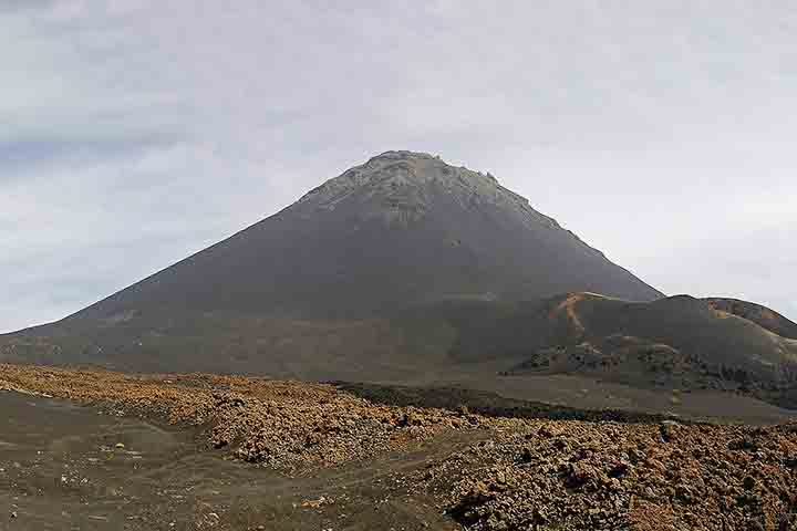 A geografia das ilhas também reserva características únicas. A ilha do Fogo, por exemplo, é marcada pelo vulcão ativo Pico do Fogo, que alcança quase três mil metros de altitude e configura uma das paisagens mais impressionantes do Atlântico. 
