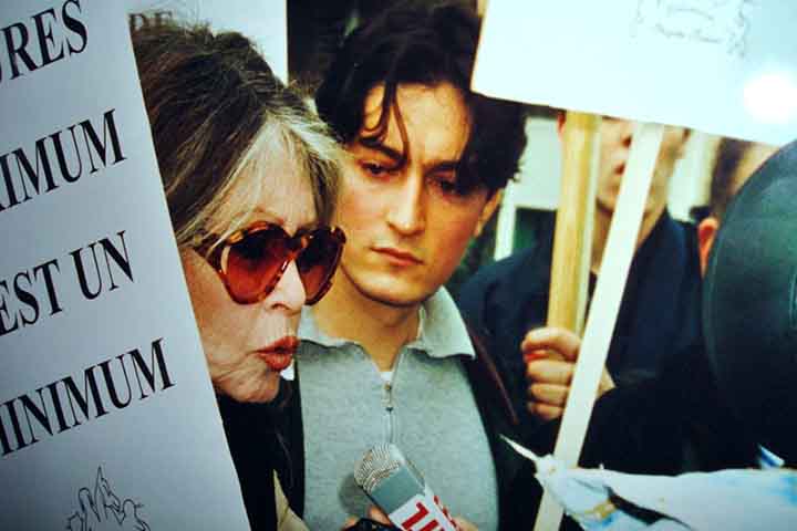 Em 1986, fundou a Fundação Brigitte Bardot, que se tornou uma das organizações mais ativas na luta contra a crueldade animal, campanhas contra caça de focas e a exploração de peles, e mobilizações por reformas em práticas de bem-estar animal na Europa e outras partes do mundo. 
