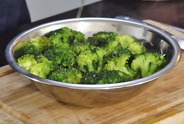  Brócolis – 34 kcal/100g. Rico em fibras, vitamina C e antioxidantes. Cozido no vapor ou salteado.
