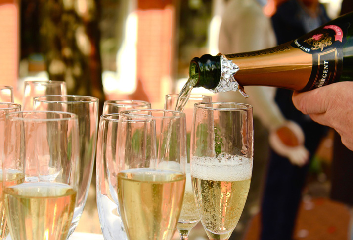 3- Vinho branco: feito a partir da fermentação de suco de uva