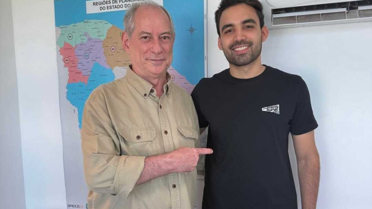 Deputado do PL Matheus Noronha com Ciro Gomes, mesmo após partido manter diálogo suspenso