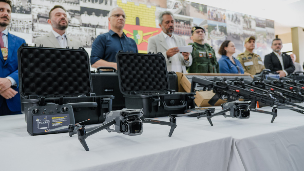 FORTALEZA, CEARÁ, BRASIL, 30-12-2025: Solenidade de entrega de fuzis e drones à Polícia Militar do Ceará, com a presença do governador do Ceará, Elmano de Freitas, e do secretário de segurança do Ceará, Roberto Sá. (Foto: Fernanda Barros/ O Povo)