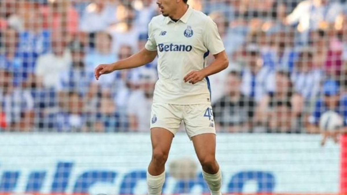 Lateral-direito segue no futebol português após recuperação de lesão e permanece fora dos planos imediatos do Tricolor