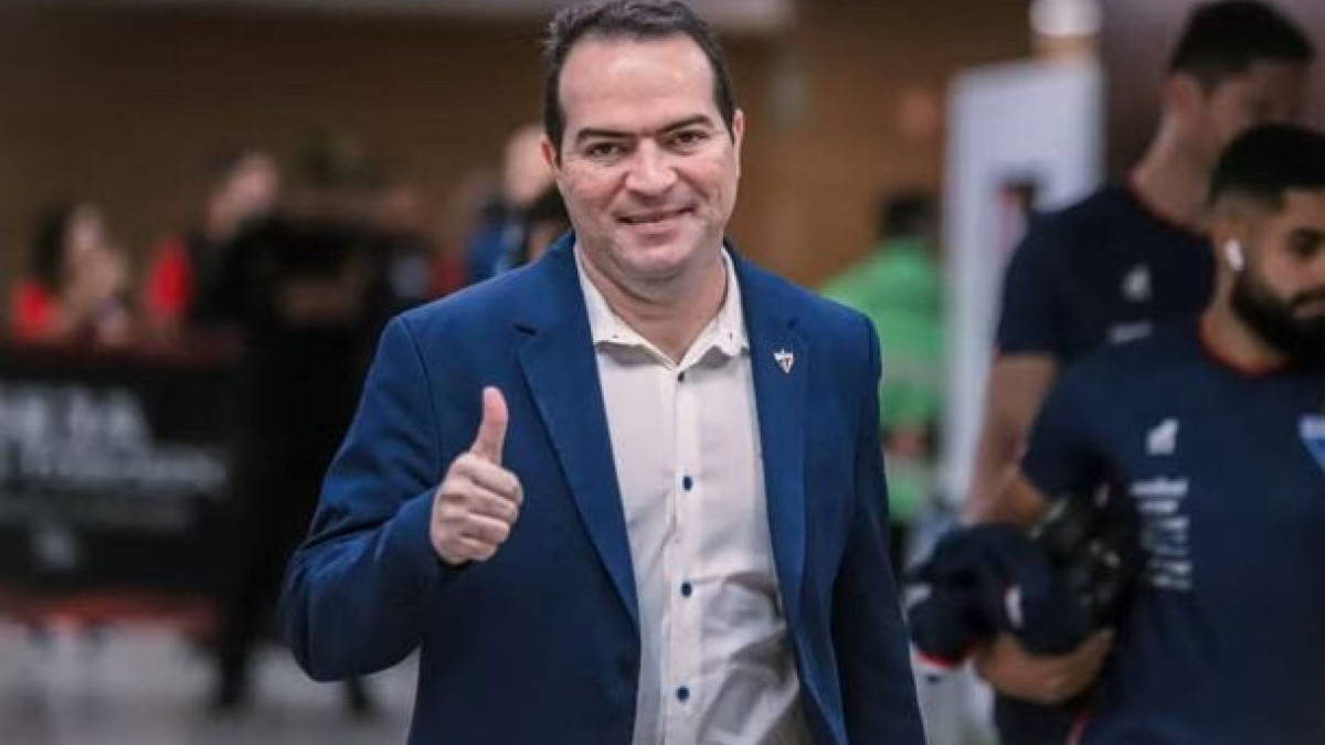 Novo executivo de futebol atua à distância, prioriza renovações e aguarda fim do transfer ban para avançar no planejamento