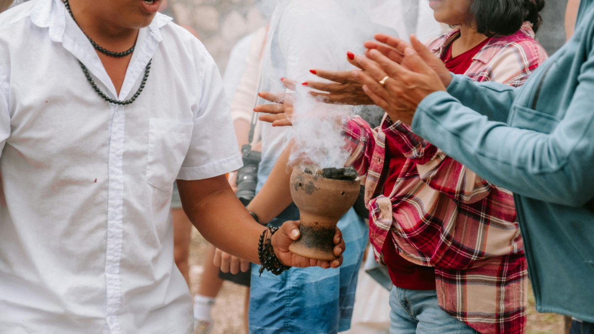 Desde a Antiguidade e ao redor do mundo, encantamentos e esconjuros são frequentemente listados ao lado de outros remédios, como bebidas, banhos, etc