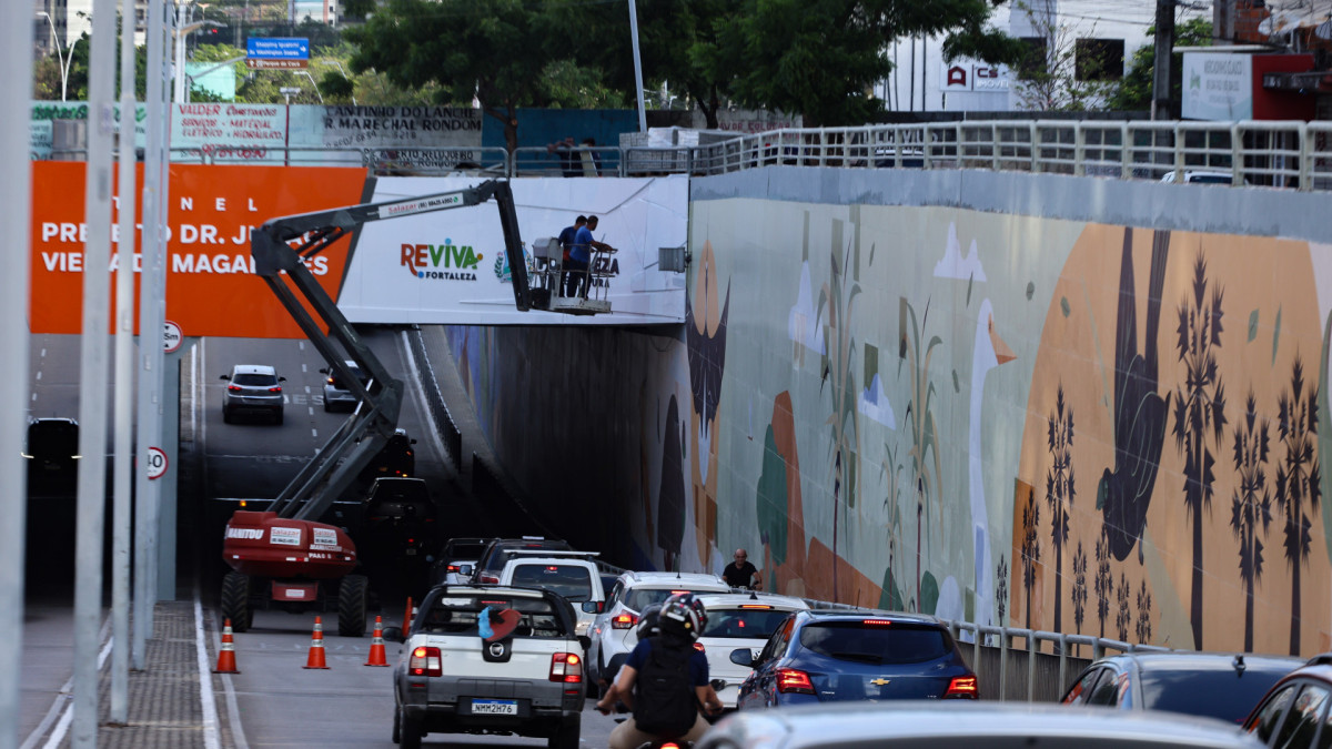 FORTALEZA, CEARÁ,  BRASIL- 30.12.2025:.Painel temáticos no túnel Juraci Vieira de Magalhães. (Daniel Galber/Especial para O POVO)