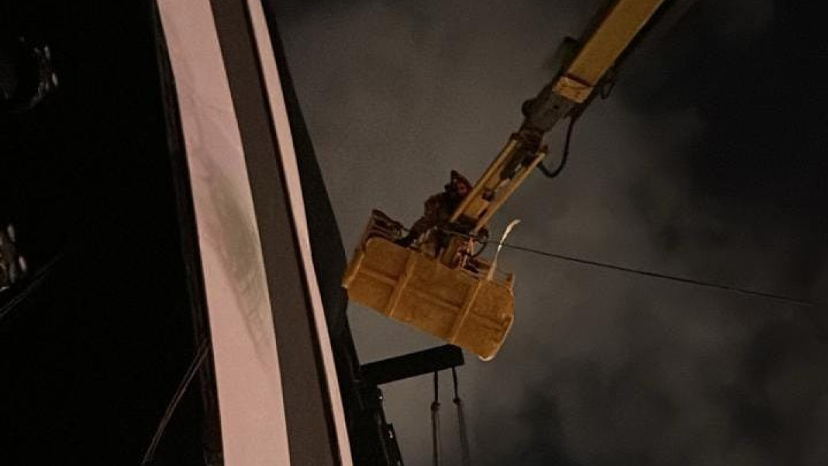 O equipamento apresentava falha no sistema hidráulico, impossibilitando a descida segura dos trabalhadores, que permaneciam presos na cesta da máquina
