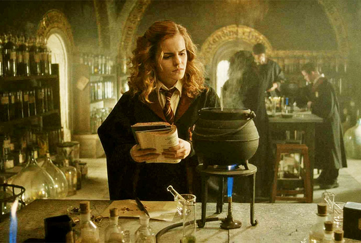 A produção deixou de mostrar diversos momentos impactantes, principalmente envolvendo Voldemort, e parece ser mais uma ponte entre filmes. 